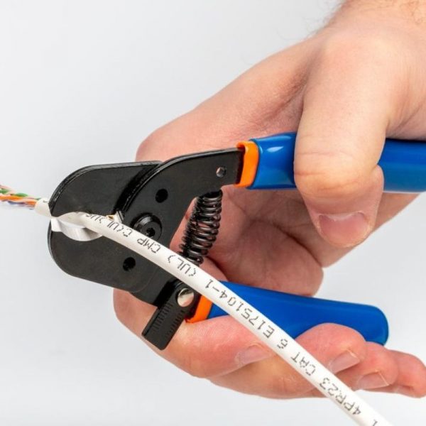 JIC-500 Compact Cable Cutter Cutting a Wire
